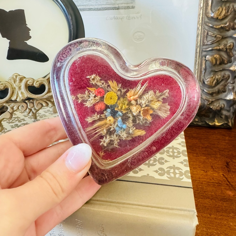 Vintage Dried Flower In Lucite Heart Shaped Silver Trim Pink Paperweight